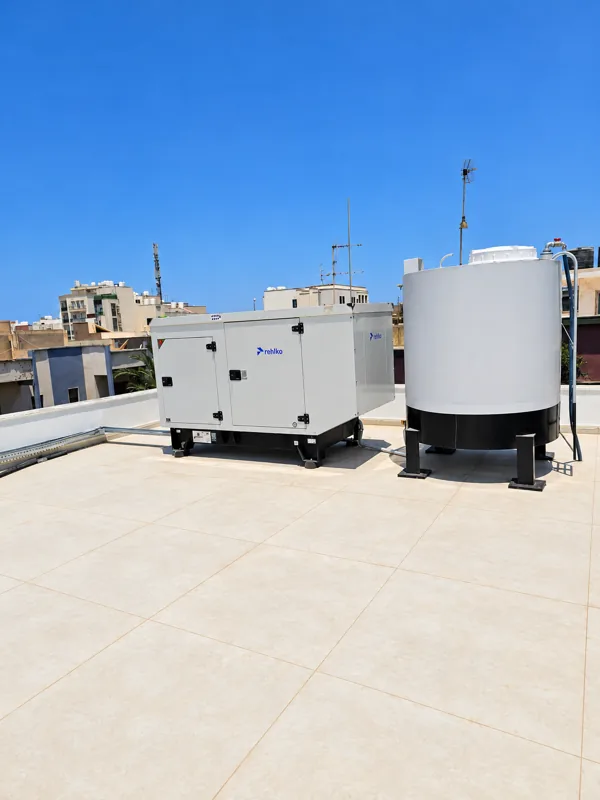 Rooftop generator and fuel tank installation